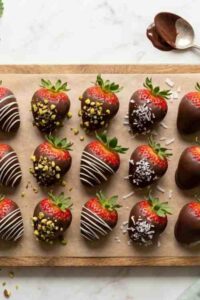 Best Chocolate Covered Strawberries Recipe (Easy Strawberry Chocolate Dessert)