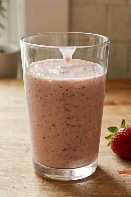 Best Strawberry Smoothie Recipe (Creamy Strawberry Banana Smoothie in 5 Minutes)