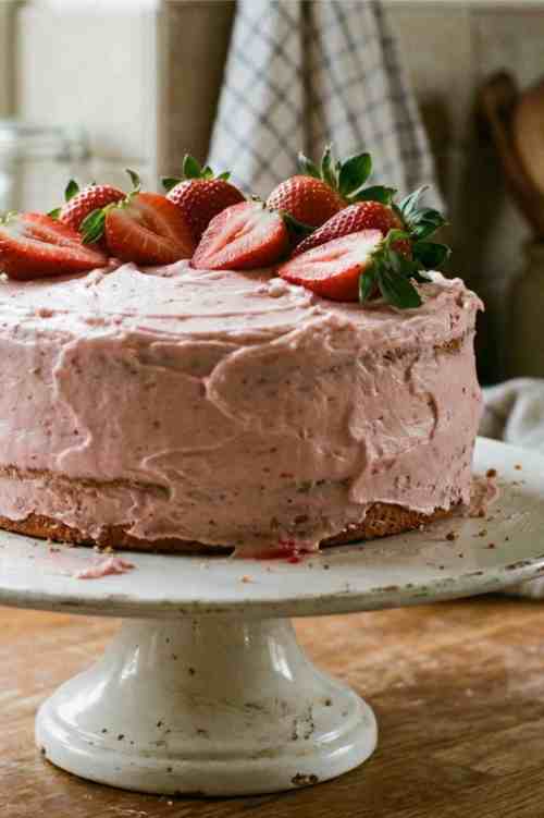 Soft & Fluffy Strawberry Cake Recipe with Almond Extract – Easy Homemade Fresh Strawberry Cake