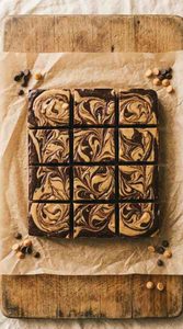 Easy Chocolate Peanut Butter Fudge Recipe (4 Ingredients!)