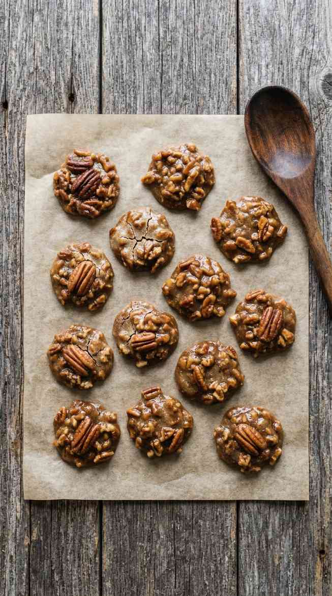 pecan-pralines-process-step-5-cooling-on-parchment