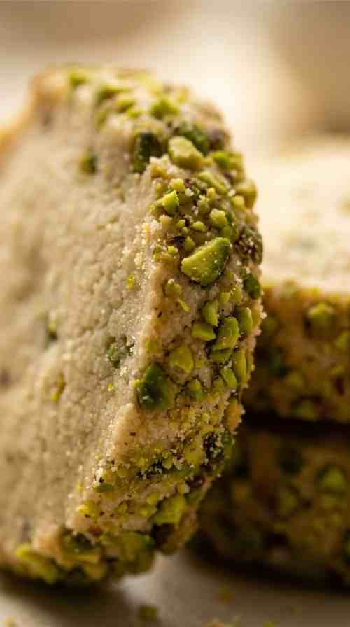 pistachio-shortbread-cookies-macro-close-up-pistachio-crusted-cookie-edge