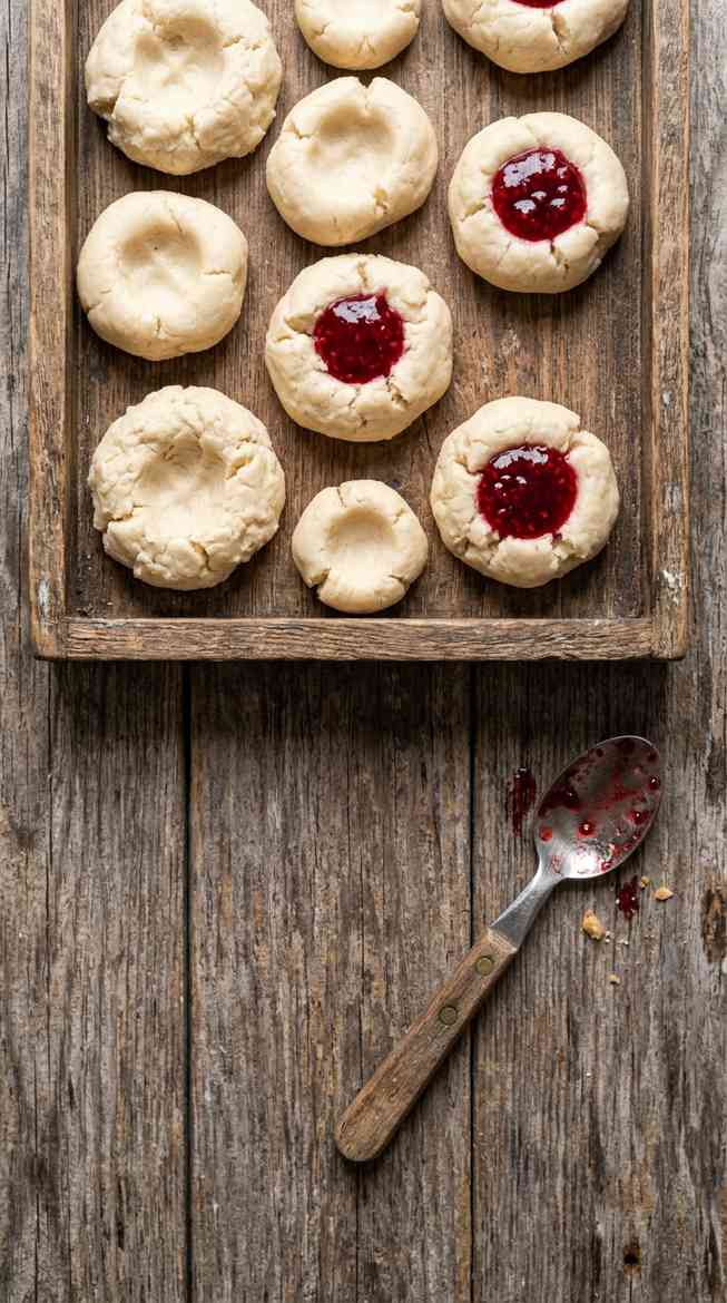 thumbprint-cookies-with-icing-process-5-roll-fill